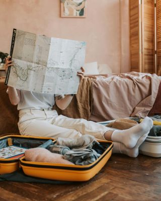 🏡✨ Dovolená bez stresu? Staycation! Proč balit kufry, hledat volné lehátko a mačkat se na přeplněné pláži, když můžete mít...